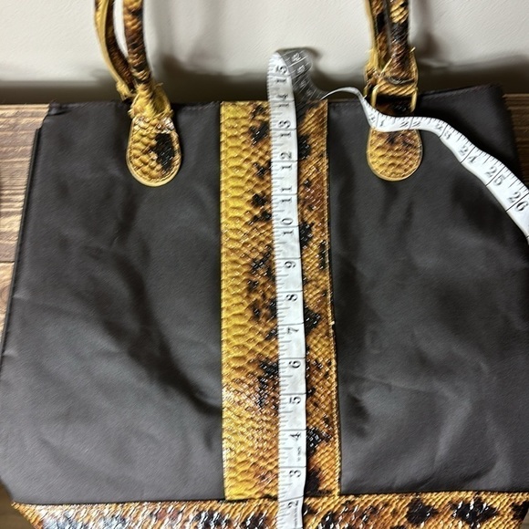 Signature club a tote faux reptile pattern preowned condition - Picture 9 of 9